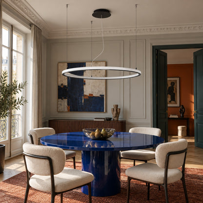 Suspension Risa Ø 90 cm éteinte au-dessus d'une table de salle à manger cobalt