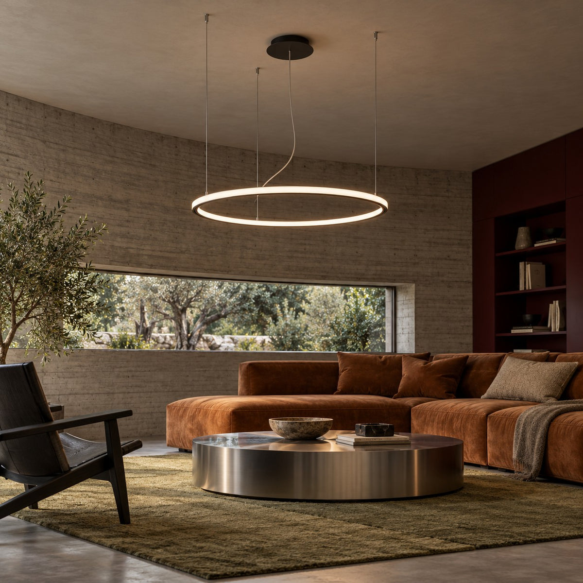 Suspension Risa allumée dans un salon en béton et cuir cognac