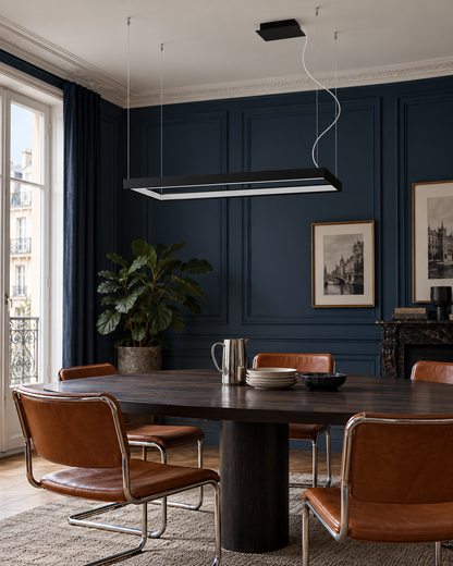 Suspension Tuula noire 100 cm au-dessus d'une table de salle à manger, murs bleu nuit