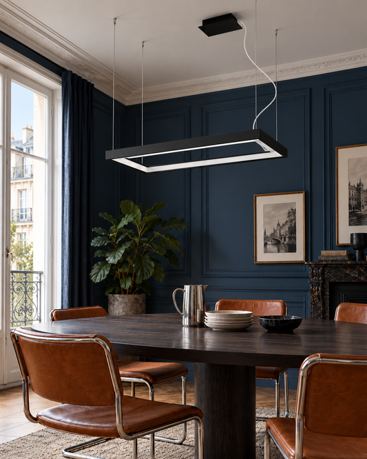 Suspension Tuula noire dans une salle à manger bleu nuit, vue rapprochée